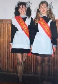 У меня 97 год, все девчёнки были в вечерних платьях, без дурацких ленточек. Интересно, где фото сделано?