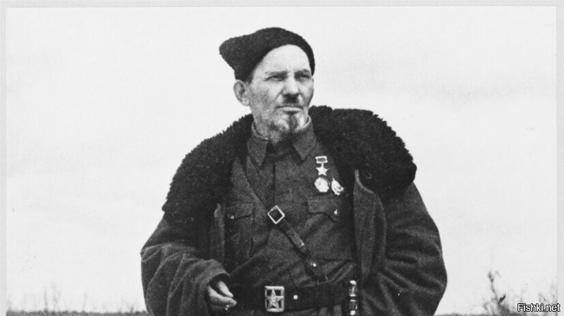 Вот это - свои. И таких миллионы. И мы их чтим до сих пор. В отличие от вас. И будем чтить.
Попробовали бы вы, нацепить официально перед ними, нацистские знаки. Или сказать "зигхайлю"...