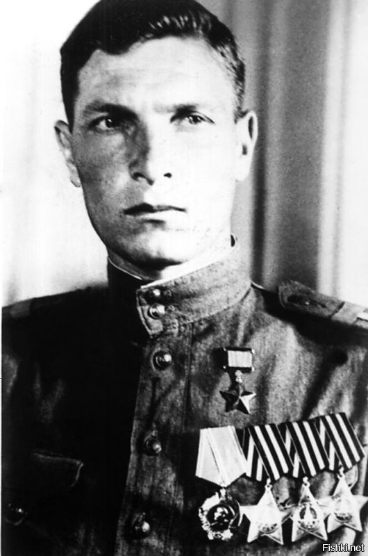 Вот это - свои. И таких миллионы. И мы их чтим до сих пор. В отличие от вас. И будем чтить.
Попробовали бы вы, нацепить официально перед ними, нацистские знаки. Или сказать "зигхайлю"...