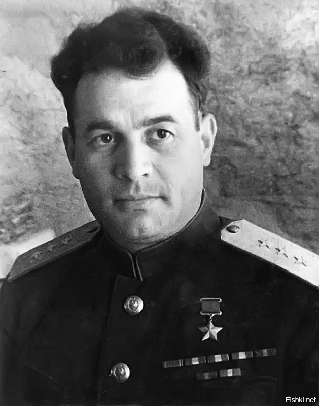 Вот это - свои. И таких миллионы. И мы их чтим до сих пор. В отличие от вас. И будем чтить.
Попробовали бы вы, нацепить официально перед ними, нацистские знаки. Или сказать "зигхайлю"...