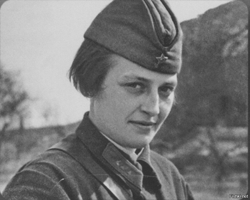 Вот это - свои. И таких миллионы. И мы их чтим до сих пор. В отличие от вас. И будем чтить.
Попробовали бы вы, нацепить официально перед ними, нацистские знаки. Или сказать "зигхайлю"...