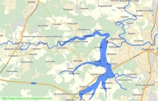 Какой распад, какой кризис? И плотина была построена, и гидрозатвор, и поселок Гидростроя. Но во время пробного затопления стало ясно, что, как и предупреждали проектировщиков некоторые ученые, из-за карстовых пород уровень воды не поднимется. Поэтому всё было прекращено. Вот как море должно было выглядеть, и как оно выглядит сейчас: