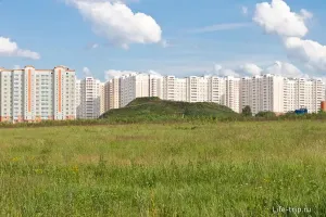 Какой распад, какой кризис? И плотина была построена, и гидрозатвор, и поселок Гидростроя. Но во время пробного затопления стало ясно, что, как и предупреждали проектировщиков некоторые ученые, из-за карстовых пород уровень воды не поднимется. Поэтому всё было прекращено. Вот как море должно было выглядеть, и как оно выглядит сейчас: