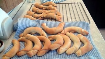 Всё правильно автором написано.
Готовил аналогично. Вестчь! Только усилий, конечно, много приложить надо.
А то, что "дырки" вырезать", так нет дома оборудования для (как у пончиков) формирования "торов". 
Кстати, автор, куда дырки от пончиков дел? Я, когда баранки пеку, "дырки" отдельно запекаю. Их популярность выше, чем у самих баранок :)
Ну и поделюсь своими рогаликами. Их можно точно так же разворачивать по кругу, как и в детстве. А на заднем плане экспериментальные "а ля круассан". :)
Респект, автор! Лучше заморочиться и сваять вещь, чем диванно обсуждать чужие успехи и ГОСТы :)