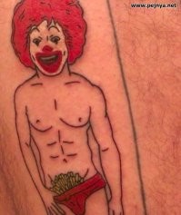 Водитель на Jaguar напал с&nbsp; топором на машину с детьми в очереди в McDonald's