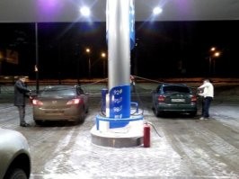 открою секрет, но на большинстве колонок (если это не что-то типа как в фильме "королева бензоколонки", а современное) шланга хватает и так (обратите внимание на расстояние от машин до колонки, если б подъехали ближе, ваще без проблем дотянулось)