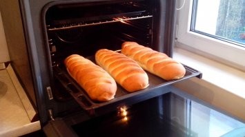 Сдоба отсутствует, как класс. Тесто стандартное, без яиз и пр. Слегка подвело тесто на новой муке. "Французская штучка" или что-то типа того. Тесто при выпечке "поплыло", хоть и слегка. Хотя объём рогалика от начала постановки на расстойку до закладки в духовку вырос 1:4 примерно, а при выпечке и более, примерно так, как на этих фотографиях моих батонов. ТС, извини за мои фотки в твоём посте. Не претендую на лайки (нах не сдались), а хочу ещё один респект отдать Оксане Путан, пекарю от Бога, на чьих рецептах я и понял, как работать с тестом. Да, я, как и ты, заморачиваться готов. С удовольствием и позитивным результатом :) Спасибо тебе за пост!