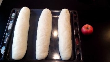 Сдоба отсутствует, как класс. Тесто стандартное, без яиз и пр. Слегка подвело тесто на новой муке. "Французская штучка" или что-то типа того. Тесто при выпечке "поплыло", хоть и слегка. Хотя объём рогалика от начала постановки на расстойку до закладки в духовку вырос 1:4 примерно, а при выпечке и более, примерно так, как на этих фотографиях моих батонов. ТС, извини за мои фотки в твоём посте. Не претендую на лайки (нах не сдались), а хочу ещё один респект отдать Оксане Путан, пекарю от Бога, на чьих рецептах я и понял, как работать с тестом. Да, я, как и ты, заморачиваться готов. С удовольствием и позитивным результатом :) Спасибо тебе за пост!