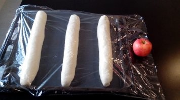 Сдоба отсутствует, как класс. Тесто стандартное, без яиз и пр. Слегка подвело тесто на новой муке. "Французская штучка" или что-то типа того. Тесто при выпечке "поплыло", хоть и слегка. Хотя объём рогалика от начала постановки на расстойку до закладки в духовку вырос 1:4 примерно, а при выпечке и более, примерно так, как на этих фотографиях моих батонов. ТС, извини за мои фотки в твоём посте. Не претендую на лайки (нах не сдались), а хочу ещё один респект отдать Оксане Путан, пекарю от Бога, на чьих рецептах я и понял, как работать с тестом. Да, я, как и ты, заморачиваться готов. С удовольствием и позитивным результатом :) Спасибо тебе за пост!