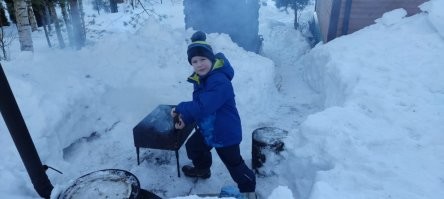 И шашлык жарили и паэлью в казане делали, -4 днем -14 ночью. Меня дети с женой скушают если по приезду на дачу в мангале и казане что-либо не приготовим.