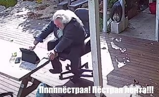 Ядовитая змея незаметно подкралась к мужчине