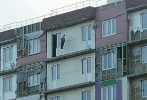 А в самом деле, что за технология? Видно, что внешние стены представляют бутерброд, но наружный слой и впрямь похож на "тряпку".