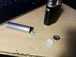 в аккумах прячут. старая китайская технология