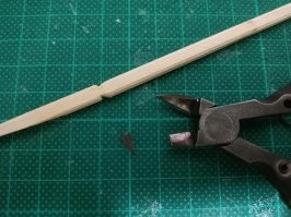 Не знаю из какого это дерева, но точно уверен что и дерево и кусачки из Китая...