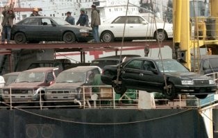 - Почему в РФ так популярны всякие марки, лаурели и прочие джейзеты, которых остальной мир в глаза не знает?
- Потому что Владивосток!