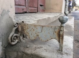 В то время, перед всеми дверьми стояли декроттуары...для очистки обуви от говна ,которым были покрыты улицы и Питера ,и Парижа, и Лондона. В свете этого постик воспринимается по другому.