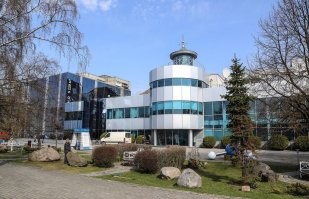 А у нас  в Калининграде новый корпус Музея Мирового океана тоже кругленький. Первое фото главный корпус, тоже с не совсем стандартным элементом, стилизованный под башню маяка. Второе - это новый кормус в процессе строительства в конце лета. Сейчас там заливают большие аквариумы, проверяют герметизацию. А последнее-так это будет по завершении.