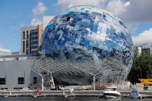 А у нас  в Калининграде новый корпус Музея Мирового океана тоже кругленький. Первое фото главный корпус, тоже с не совсем стандартным элементом, стилизованный под башню маяка. Второе - это новый кормус в процессе строительства в конце лета. Сейчас там заливают большие аквариумы, проверяют герметизацию. А последнее-так это будет по завершении.