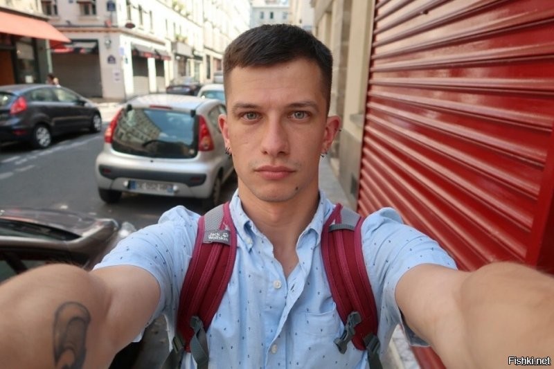 Любишь себя фотографировать Ромашка?
Сережка в правом ухе поди?
Ты пират?
А где твой корабль?