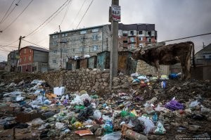 1. Махачкала
2. Саратов
3. Рязань
Тут несколько:  
и много других, всех не загрузить :) 
Да и в Москве в центре, только завернуть надо в проулок/двор :)