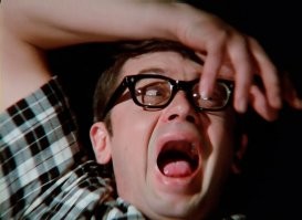 Жених чуть не отказался жениться, узнав, что невеста ест левой рукой