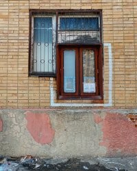 Это скорее всего Почта. Они любят такой авангардный дизайн окна разгрузки. По всей видимости их ОКС, обычно, ложит болт на нормальную адаптацию помещения. А потом работникам в процессе эксплуатации приходится применять такое ноу-хау.