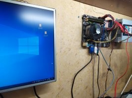 В маленькой комнате у меня. Я там занимаюсь фигнёй всякой: Пилю что-нибудь, паяю, комы потрошу.
На стене Xeon L5420, 3Gb оперативы. Стоит кастрированная винда 10, работает шустро.