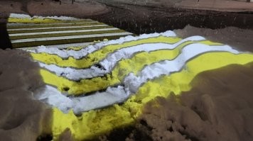 Вместо эпилога... Это проэкционная разметка, а не краской по снегу как автор подумал.