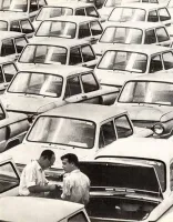 При чём здесь "тюнинг"?
Да и на предпродажную подготовку не тянет. Просто 2 мужика пытаются что то слямзить из багажника машины. ))