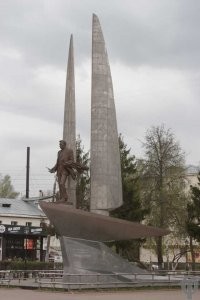 На фото - памятник Алексееву в ц. Сормово, г. Н. Новгород. 
Гениальный конструктор, человек-легенда. Ракетами/Восходами/Метеорами пассажирская транспортная навигация Волги в моём детстве плотно была покрыта. (90-00 ее)
Сейчас возродили нового поколения суда на подводных крыльях - 'Валдаи'. А частичка отделившегося от завода Кр. Сормово КБ давно выпускает экранопланы на экспорт. 

Поговаривают, сам конструктор сильно посадил здоровье и в итоге от этого и кончился, когда толкал свою машину Волгу в преклонном возрасте, возвращаясь см дачи осенью, вверх по глинистой крутой дороге. 
В любом случае, я, как сормовская, благодарю автора поста за статью об этом интересном человеке.