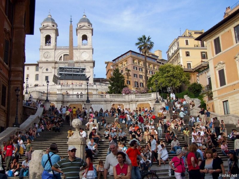 В Риме нельзя: сидеть на ступеньках Испанской лестницы ©
==============
Да ладно...