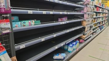 ну, может и производятся, но еще б продавались
не то, чтобы прям совсем нигде не встретить, но вот, в Перекрестке рядом с домом, в среду снял

остальные полки вполне забиты. подумал бы, что переуценка какая, если бы раньше жена не говорила, что прокладки все смели
