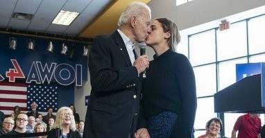 Был слит дневник дочери Байдена, из которого можно сделать вывод, что он её пер*олил в детстве. Не однозначненько однако. 
Глядя, как Байден целует внучку в губы, сомнений в подлинности дневника и тех текстов нет. Внучу свою походу он тоже "опыляет".
И что? А ничего. Такая демократия. В демократии все равны, а кто-то ровнее.