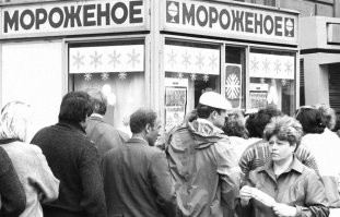 "Мы, мальчишки 70-х их иногда собирали и сдавали "на кино и на мороженное"

И слово "мороженое" мальчишки 70-х с двумя "н" не писали. Это дурость уже последних лет.