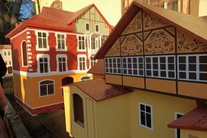 А им еще и улучшение жилищных условий подогнали. Не так то плохо быть котом.
-----
Новые домики копируют исторические здания, расположенные на Курортном проспекте, пишет газета «Волна». Они будут двухэтажными со съёмными крышами, чтобы проще было проводить санитарную обработку.

«Подрядчик оборудует бетонное основание с подогреваемым полом, установит открытый вольер-ограждение из триплекса   такого же, которым оборудован пирс Зеленоградска»,   цитирует «Волна» главного архитектора округа Дениса Крыщенко. Рядом с котодомиками также появится точка водоснабжения, чтобы можно было мыть территорию, домики и подливать воду животным.