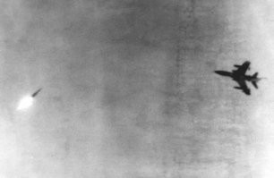 Как били ? Отлично били :
 Потери самолётов США над Северным Вьетнамом (1964 1973) - 3374 самолета.
 Кроме того, было потеряно 578 беспилотных аппаратов США.
 Попозиционно, по маркам и по количеству самолётов, подробно каждого класса расписано в Wiki. 
И это только самолёты и беспилотники, а ещё вертолёты: 
Эти же годы, также в WiKi : более 5 тыс. единиц. То есть 3 машины в день.