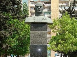 Родился в Баку. Вот его дом и не далеко памятник