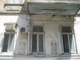 Родился в Баку. Вот его дом и не далеко памятник