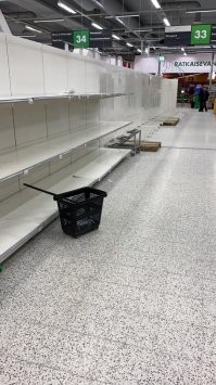 паникеры всегда были, есть и будут. вот 2 года назад у нас в супермаркете смели всю туалетную бумагу и бумажные салфетки перед локдауном и введением карантинных мер (фото сам сделал ради прикола,  так что за подлинность ручаюсь). В общем ничего нового.