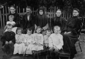 1902/03 г. семейный снимок во дворе дома г. Саратов, ул Камышинская 144 Взрослые: Анна Петровна Колесникова (умерла до революции в возрасте 43 лет), у неё на руках дочь Александра,  её муж отставной унтер-офицер Василий Иванович Колесников (умер в 1911 году в возрасте 57 лет),  его тёща Александра Илларионовна Голованова , Аграфена Ермолаевна Голованова, Дарья Петровна Голованова. 
Дети: Михаил Васильевич Колесников (мой дед, умер в 1975 году в возрасте 82 лет), его сестра Евдокия (в 90е ещё была жива, проживала в Минске) и двоюродные сёстры и братья Таня, Валя, Коля и Шура Головановы.