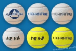 В  России первые мячи вначале XX столетия стало выпускать Товарищество российско-американской резиновой мануфактуры «Треугольник» в  Санкт-Петербурге. Мячи назывались “Континенталь”. При советской власти на том же заводе, но под названием «Красный треугольник» выпуск теннисных мячей “Ленинград” был запущен в 1930 году. В 1970-х появилась ещё одна марка мячей "Neva", которые изготовлялись на японском оборудовании. С конца 70-х обе марки мячей выпускались и жёлтого цвета.  

Этот завод стал единственным производителем теннисных мячей на всей территории Советского Союза. С его распадом изготовление было прекращено, так как мячи от «Красного треугольника» не прошли сертификацию ITF и, тем самым, не могли использоваться на международных соревнованиях.

В  1972 году ITF разрешила наряду с белыми мячами использовать мячи ярко-жёлтого цвета. Это было связано с настоятельными требованиями ведущих телекомпаний, являющиеся основными финансовыми источниками пополнения бюджета теннисных турниров. Их мотивация состояла в том, что с введением цветных телетрансляций белый мяч на экранах цветных телевизоров виден нечётко. Нужно отметить, что от этого новшества выиграли и теннисисты   жёлтые мячи визуально воспринимаются гораздо лучше и на корте. Но тем не менее, чопорные организаторы «Уимблдона» начали проводить турнир жёлтыми мячами, только с 1986 года.

Замечу, что изменять цвет мяча пытались достаточно давно. Сохранился каталог мячей фирмы «Slazenger» от 1906 года, в котором предлагались двухцветные мячи: белый/красный; белый/синий; белый/жёлтый; жёлтый/синий; жёлтый/красный; красный/синий; красный/чёрный.