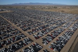 В чем новость-то? В мире тысячи кладбищ с новыми не проданными автомобилями.