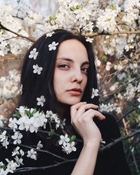 Она окончила школу 6 лет назад... Стареем, стареем...