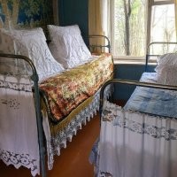 Не знаю кому как...
А когда я у бабушки в деревне был, то у неё была примерно такая же кровать с такой же примерно ВЫСОТОЙ!!!
Так вот мне пару раз пока не привык к кровати пришлось ночью когда переворачивался (дома стена была с другой стороны) П@ЗДАНУТСЯ c ТАКОЙ высоты на деревянный пол...
Чувства АХ@ЕНИЯ посреди ночи непередоваем... как будто с крыше горожа п@зданулся с закрытыми глазами... Помню даже синяк был....