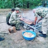 Отличная мысль :
И шашлык выйдет фердипердозный - с запахом продуктов горения от сгоревшей краски, оцинкованных частей этого "мангала" - все эти тяжёлые металлы с гарью  впитаться в мясо.
Приятного аппетита , долбоиопы !