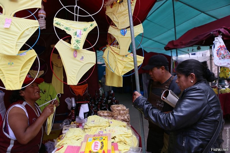 Это Новый год в Перу. Желтый цвет символизирует Новый год.