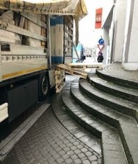 Думаю по поводу самой безопасной картинки в подборке автор ошибается. 
Самая безопасная вот эта. 
Конструкция из паллет устойчивая, а высота совсем маленькая.