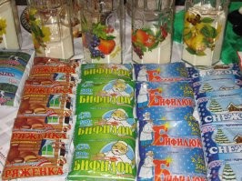 Ну вот пожалуйста, "районные" как выпускали, так и выпускают, "и не жужжат".
А сами пакеты для перевозки по магазинам упаковывают в ящики (по крайней мере у нас было так) типа как для фруктов, которые упираются углами друг на дружку. 
Да хоть на всю высоту фуры грузи, ничего им не будет. Ну прально, если кинуть верхний углом посередку нижнего, конечно пара пакетов лопнет, но не думаю, что тетрапак это прям замечательно перенесет и парочка не потечет, пусть и мЕЕЕдленно, но потечет. 
пленку эту я не думаю, что откуда то за сто морей производят, ибо в пленку "катают" почти все, от чипсов до кофе.
Да и насчет экологичности, если уж на то пошло, тут "чистый полиэтилен", который можно без особых проблем использовать вторично, а в коробках ХЗ чего, уже и не картон и не ПЭТ, никуда почти не используешь.