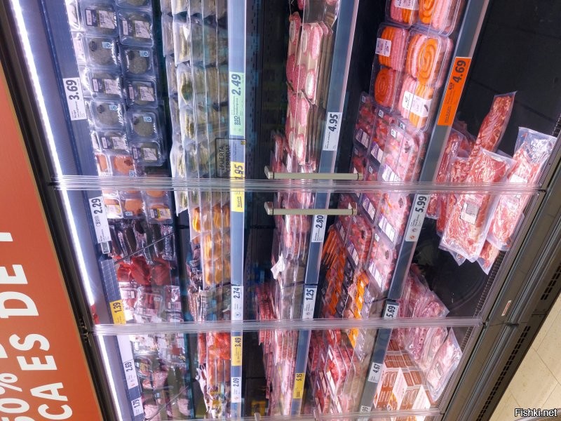 Вот малая часть. Не любитель ходить по магазинам и фотографировать ,но тут просто достало про пустые полки .Просто прошёлся по рядам и по нажимал кнопку