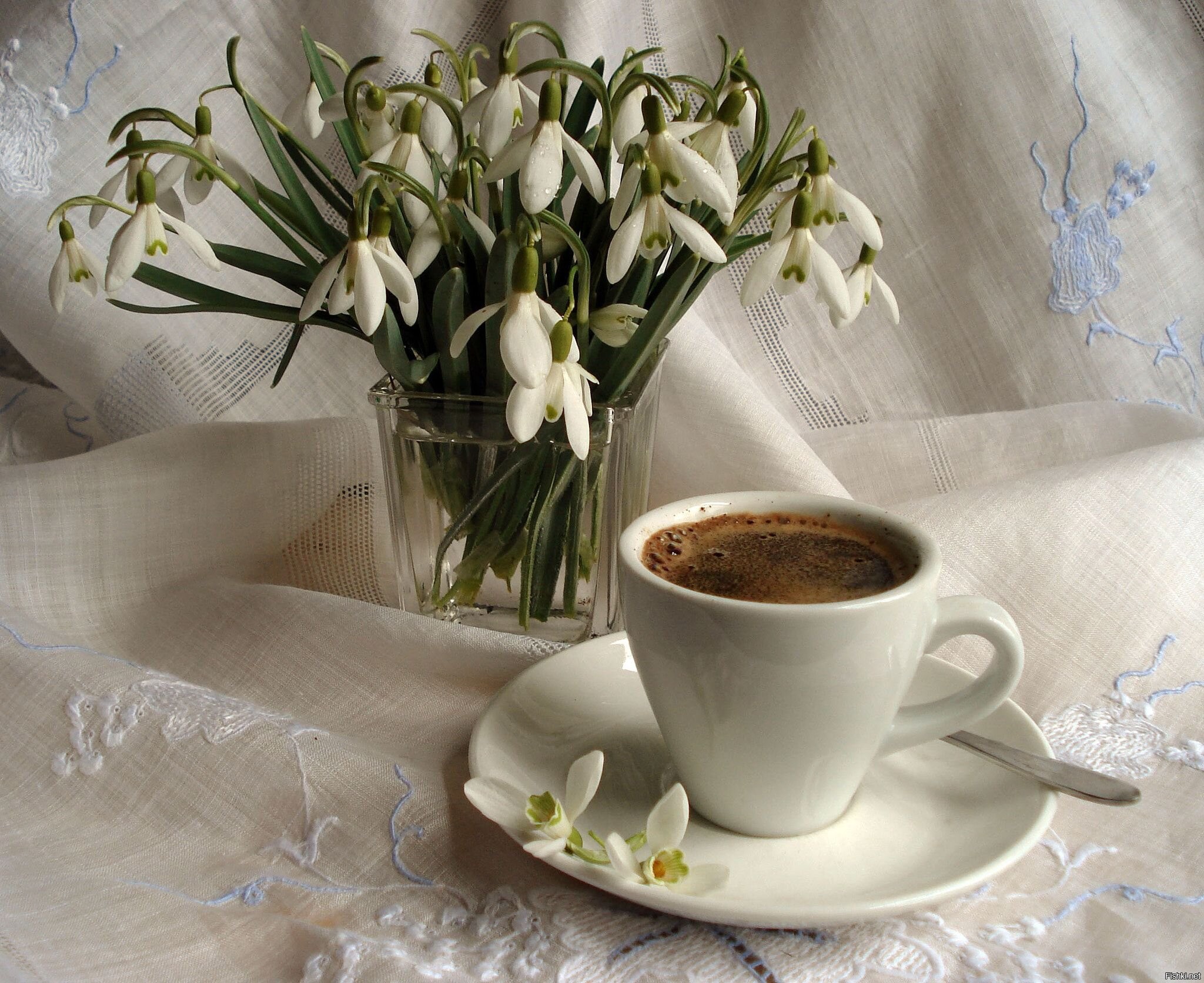 Доброе весеннее утро со снегом. Чашка кофе и подснежники. Доброе Весеннее утро. Доброе утро подснежники и кофе.